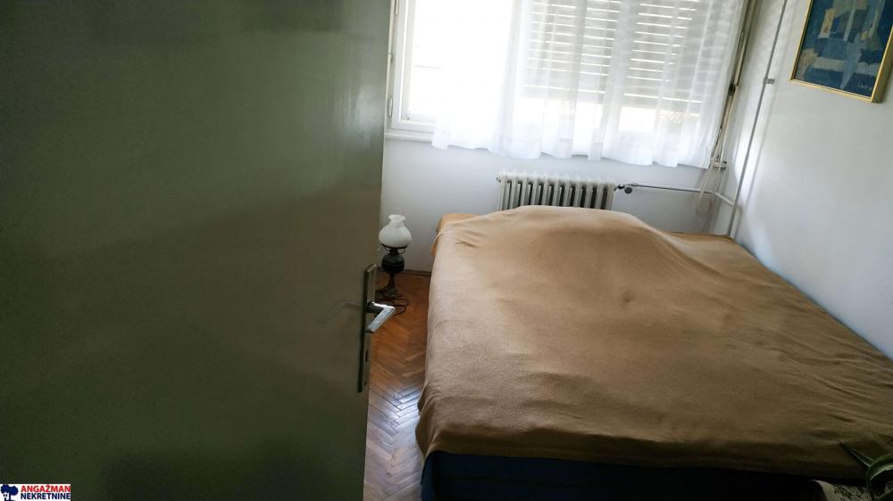 Stan na prodaju u Beogradu, Novi Beograd blok 33 (Genex kula), troiposoban, 90m2, cena 265000 evra
