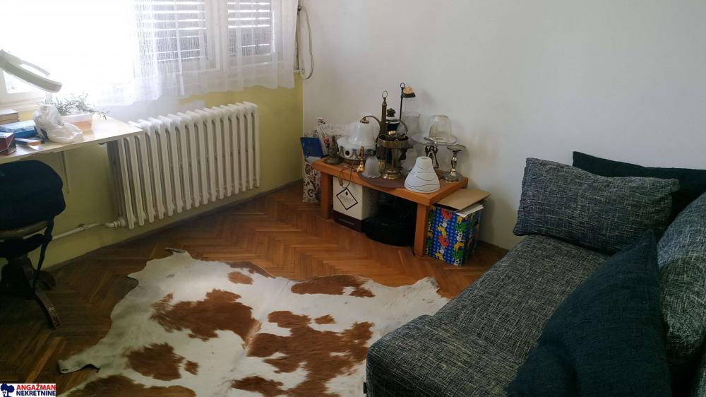 Stan na prodaju u Beogradu, Novi Beograd blok 33 (Genex kula), troiposoban, 90m2, cena 265000 evra