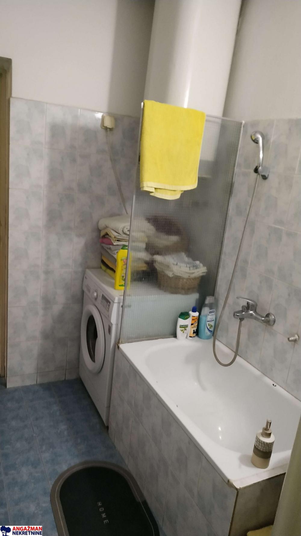 Stan na prodaju u Beogradu, Novi Beograd blok 33 (Genex kula), troiposoban, 90m2, cena 265000 evra