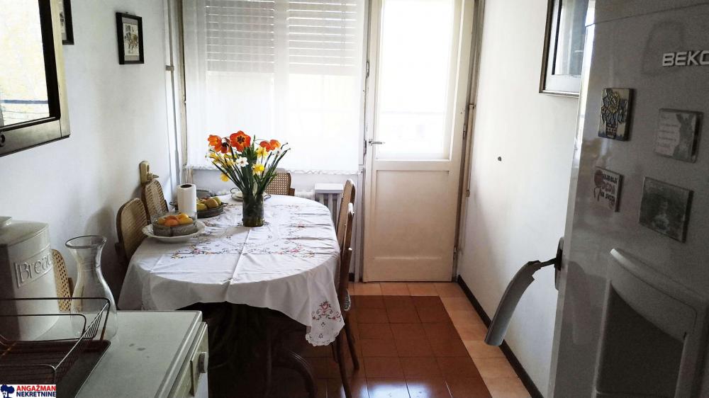 Stan na prodaju u Beogradu, Novi Beograd blok 33 (Genex kula), troiposoban, 90m2, cena 265000 evra