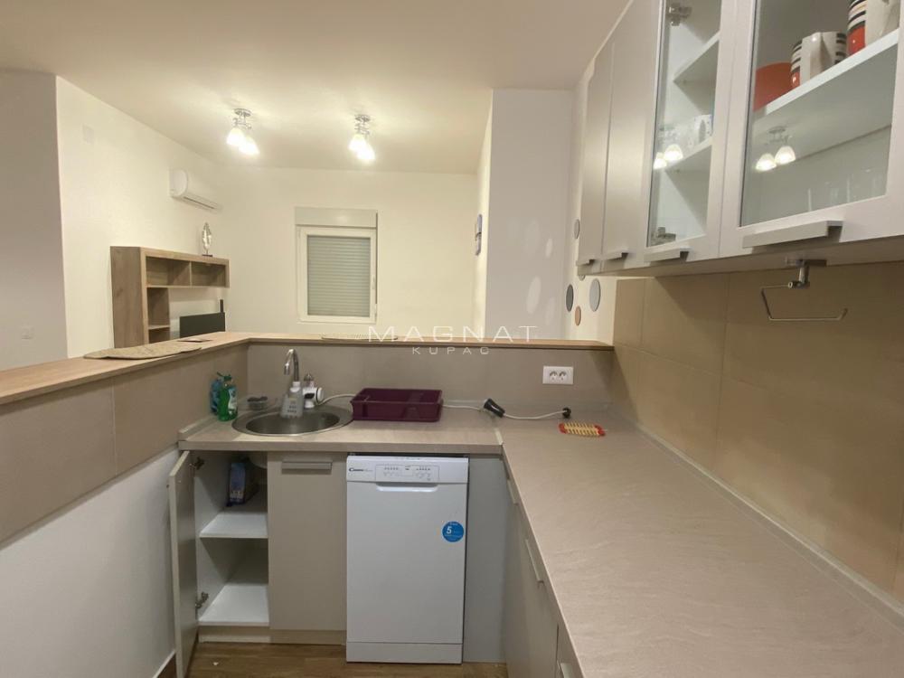 Stan na prodaju u Beogradu, Surčin, trosoban, 67m2, cena 145000 evra
