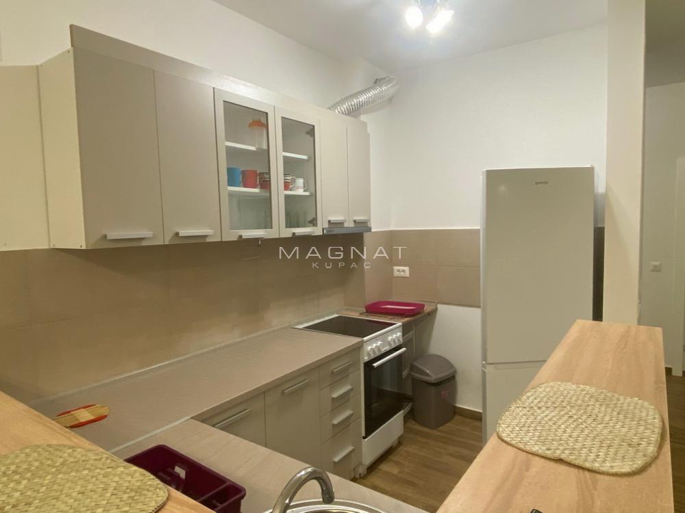 Stan na prodaju u Beogradu, Surčin, trosoban, 67m2, cena 145000 evra