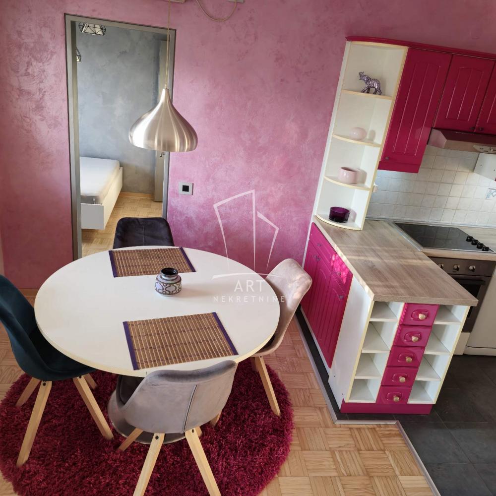Stan na prodaju u Beogradu, Novi Beograd, dvoiposoban, 75m2, cena 233000 evra