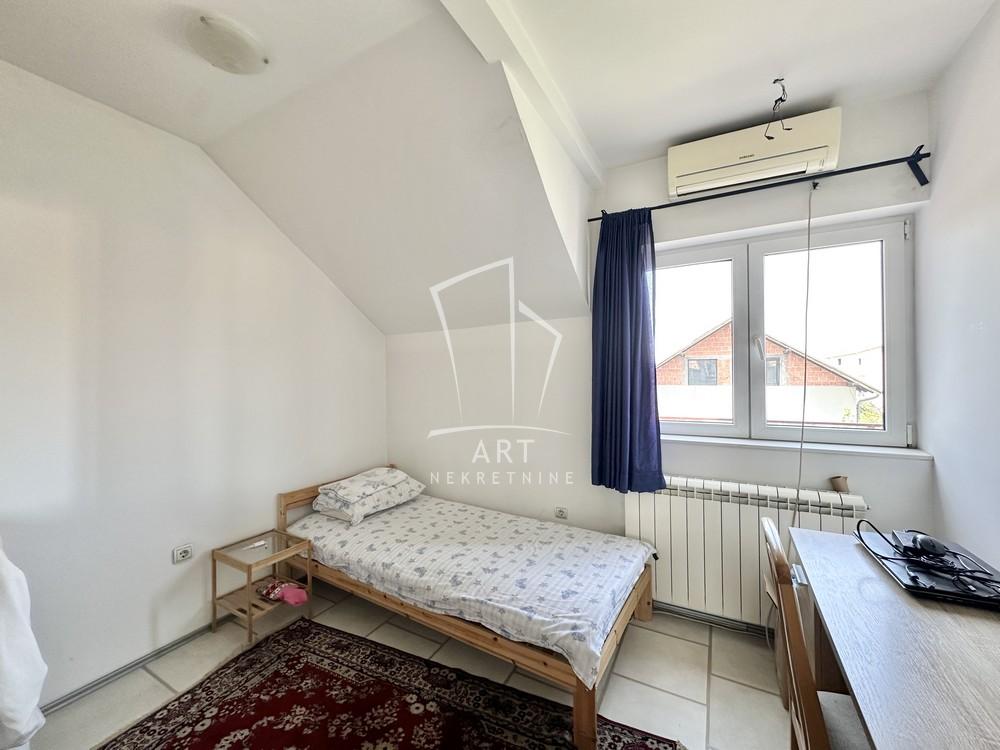 Stan na prodaju u Beogradu, Zemun, trosoban, 84m2, cena 164000 evra
