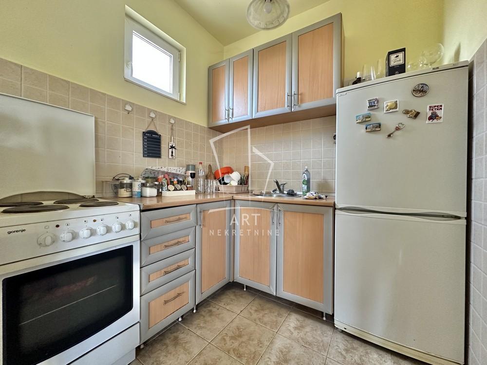 Stan na prodaju u Beogradu, Zemun, trosoban, 84m2, cena 164000 evra