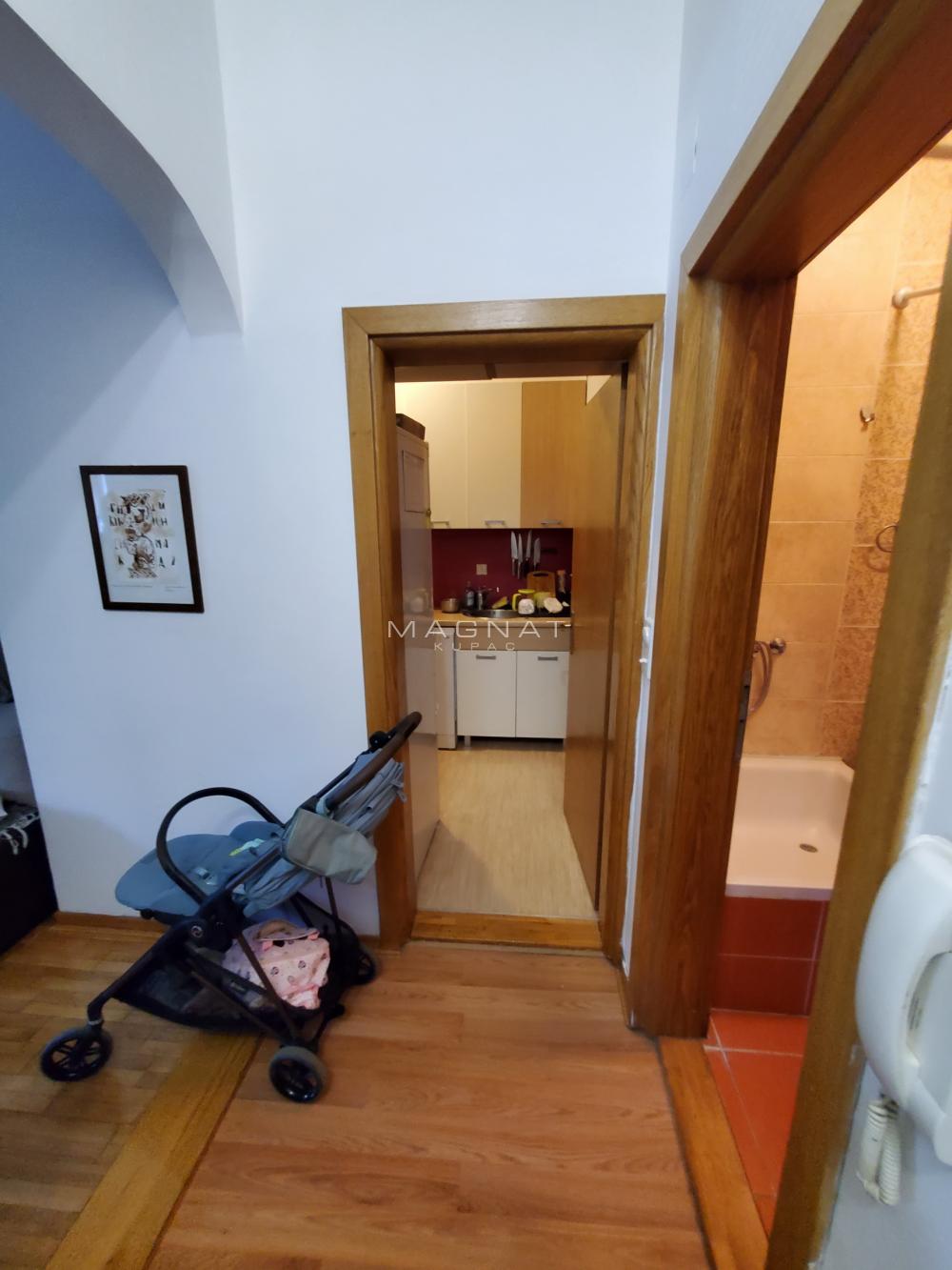 Stan na prodaju u Beogradu, Novi Beograd, dvoiposoban, 53m2, cena 225000 evra