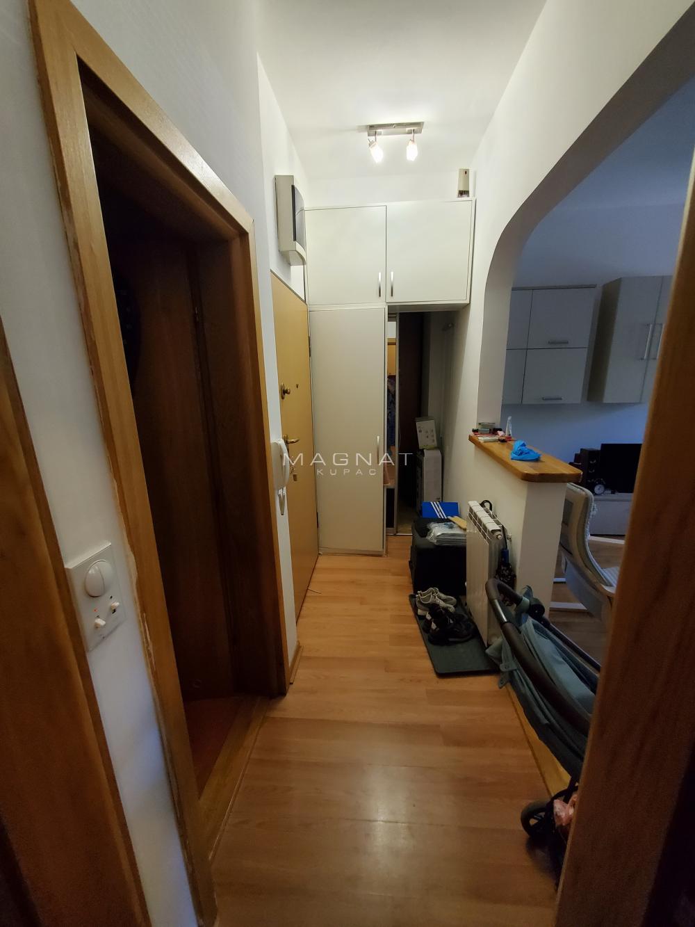 Stan na prodaju u Beogradu, Novi Beograd, dvoiposoban, 53m2, cena 225000 evra