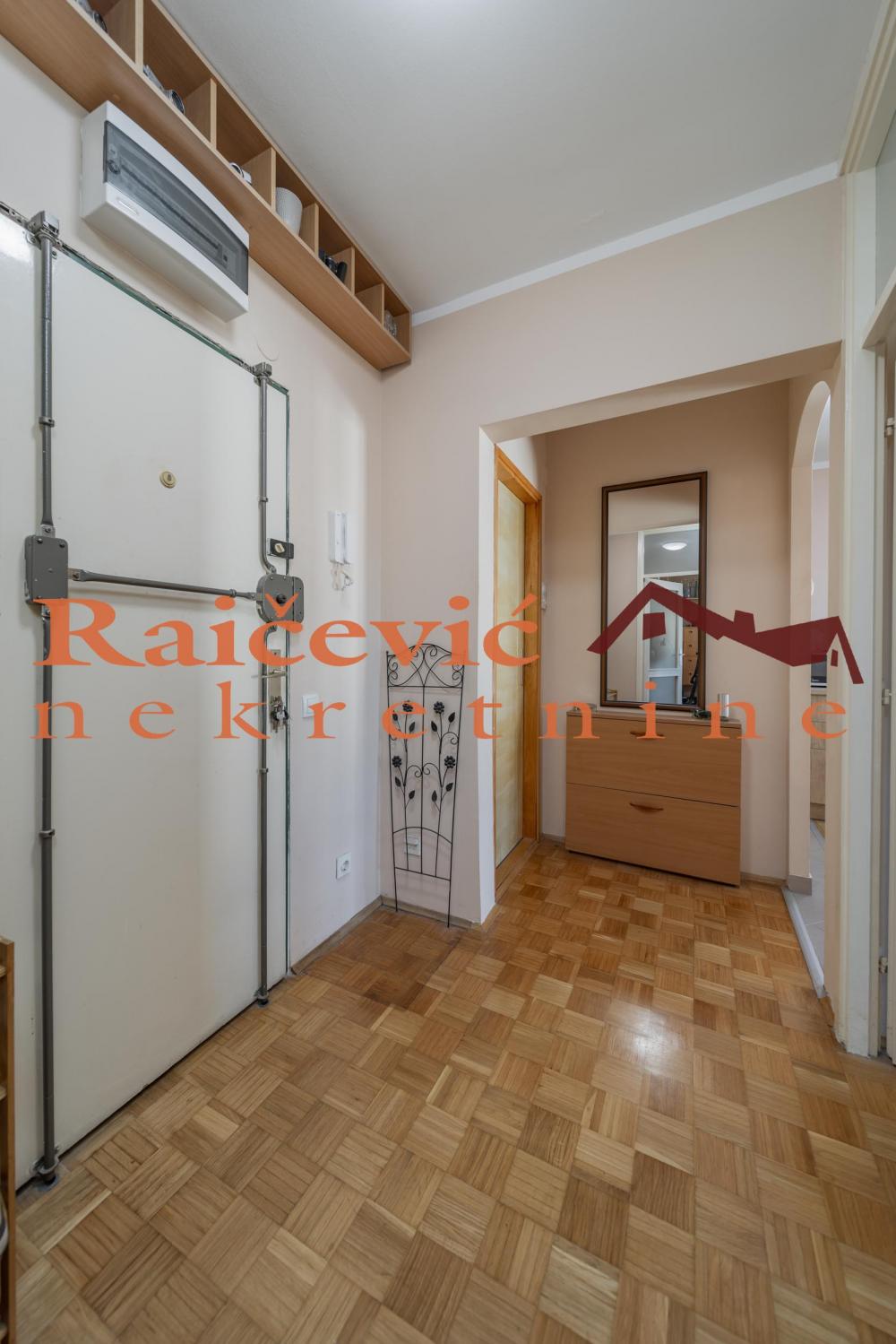 Stan na prodaju u Beogradu, Novi Beograd blok 44 (Piramida), dvosoban, 50m2, cena 215000 evra