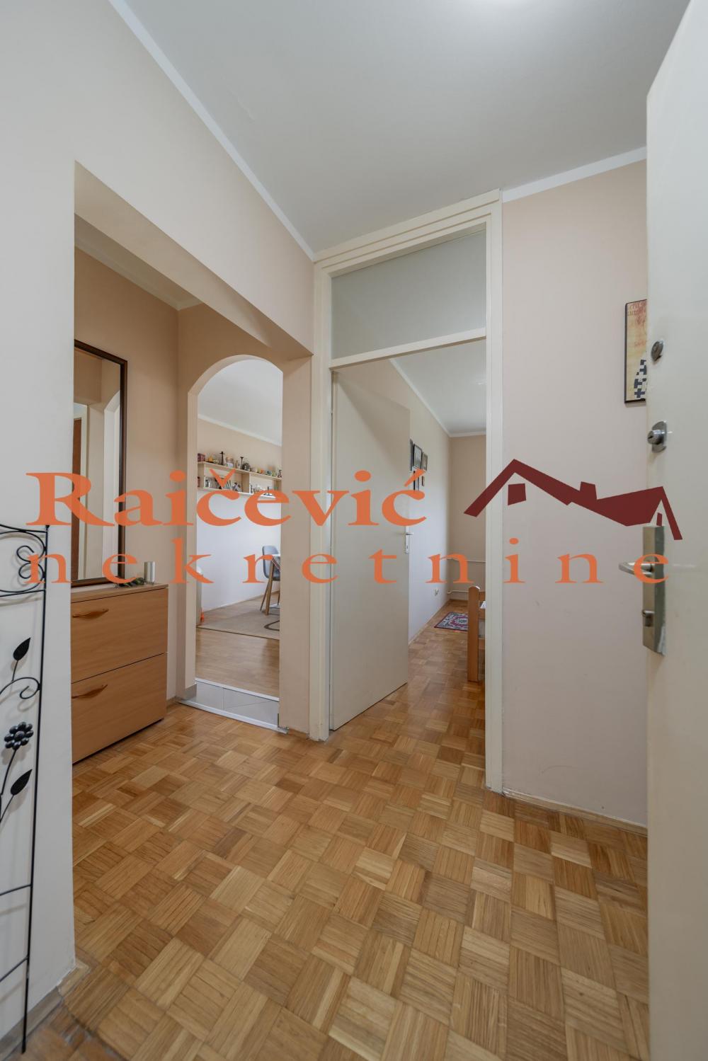 Stan na prodaju u Beogradu, Novi Beograd blok 44 (Piramida), dvosoban, 50m2, cena 215000 evra
