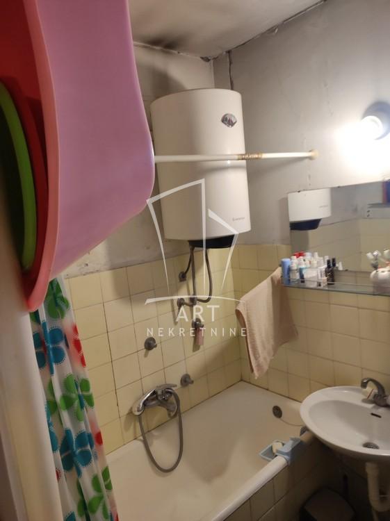Stan na prodaju u Beogradu, Novi Beograd blok 63, dvoiposoban, 65m2, cena 168960 evra