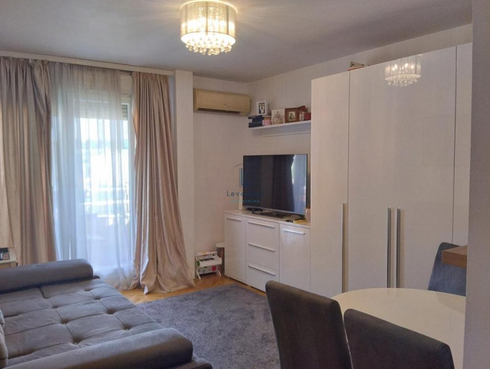 Stan na prodaju u Beogradu, Cvetkova pijaca, jednoiposoban, 39m2, cena 137000 evra