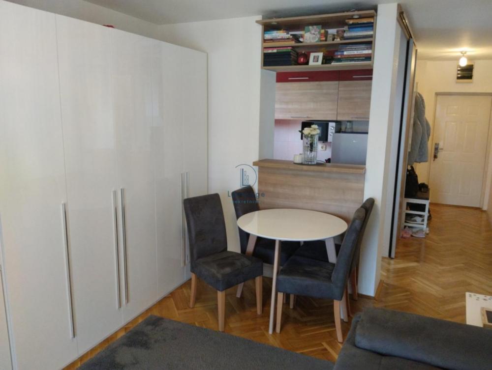 Stan na prodaju u Beogradu, Cvetkova pijaca, jednoiposoban, 39m2, cena 137000 evra