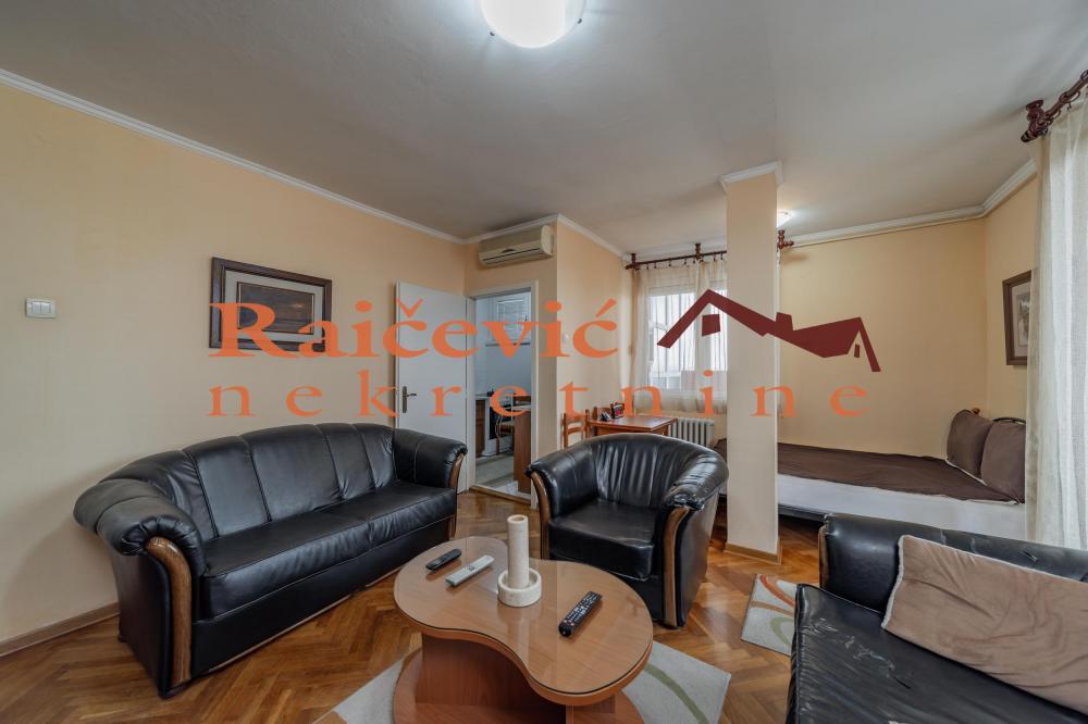 Stan na prodaju u Beogradu, Novi Beograd blok 21 (10. gimnazija), jednosoban, 68m2, cena 138000 evra