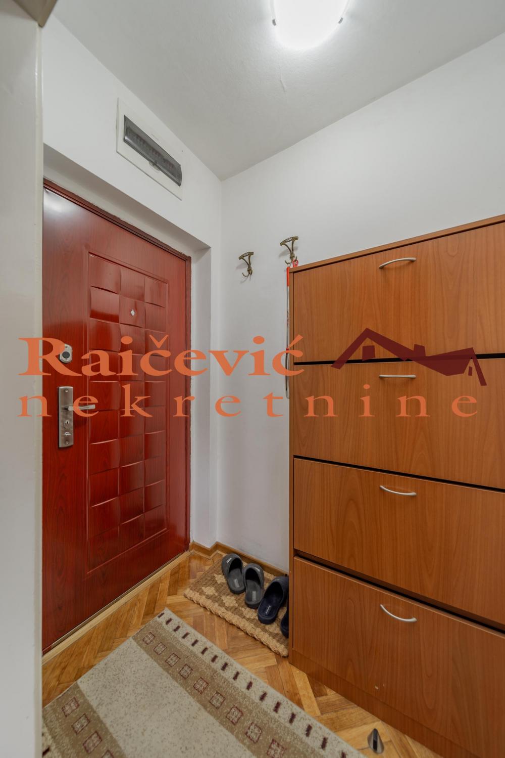 Stan na prodaju u Beogradu, Novi Beograd blok 21 (10. gimnazija), jednosoban, 68m2, cena 138000 evra