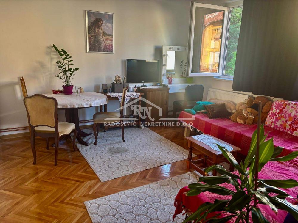 Stan na prodaju u Beogradu, Petlovo brdo, troiposoban, 81m2, cena 135000 evra