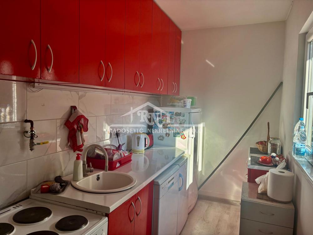 Stan na prodaju u Beogradu, Petlovo brdo, troiposoban, 81m2, cena 135000 evra