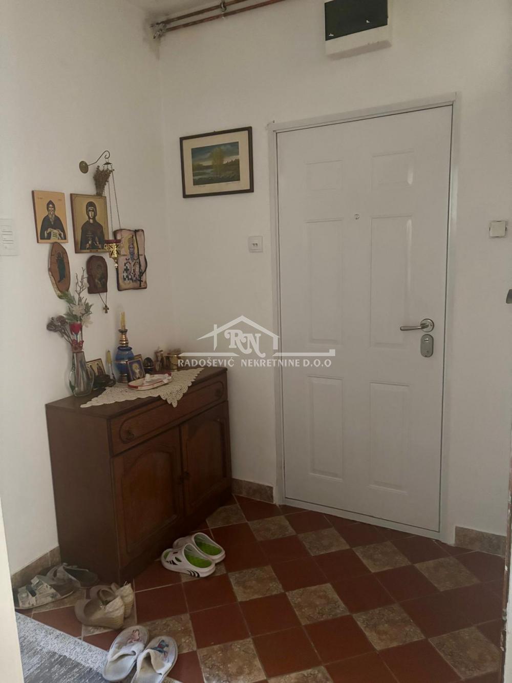 Stan na prodaju u Beogradu, Petlovo brdo, troiposoban, 81m2, cena 135000 evra