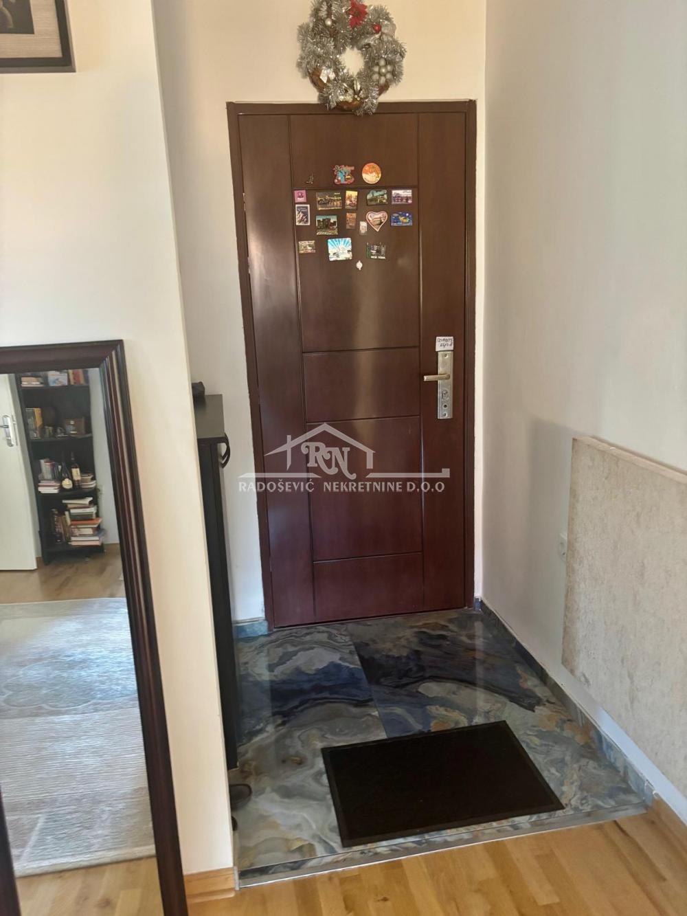 Stan na prodaju u Beogradu, Petlovo brdo, troiposoban, 71m2, cena 142500 evra