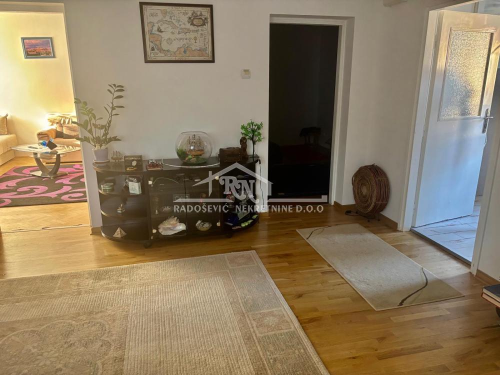 Stan na prodaju u Beogradu, Petlovo brdo, troiposoban, 71m2, cena 142500 evra