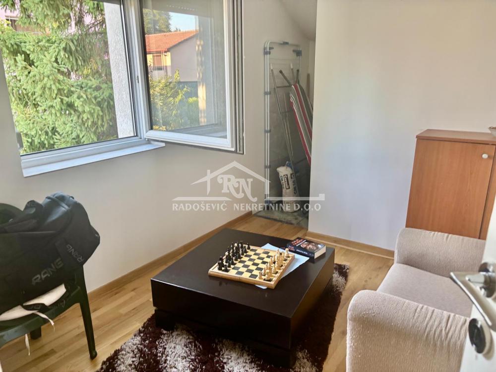 Stan na prodaju u Beogradu, Petlovo brdo, troiposoban, 71m2, cena 142500 evra