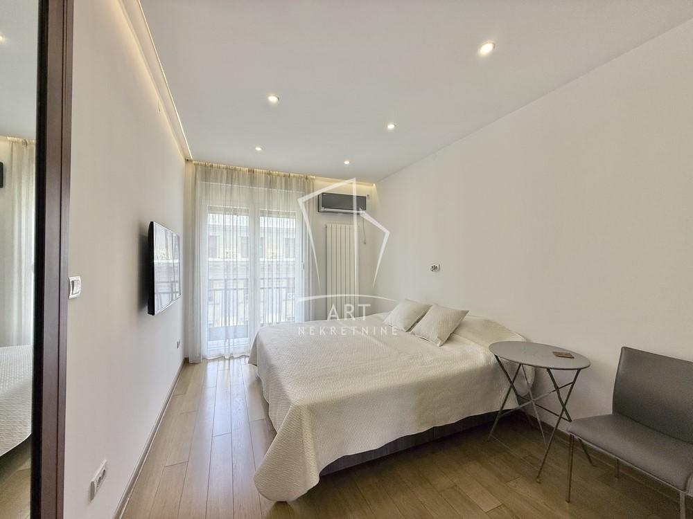 Stan na prodaju u Beogradu, Savski venac, trosoban, 69m2, cena 343000 evra
