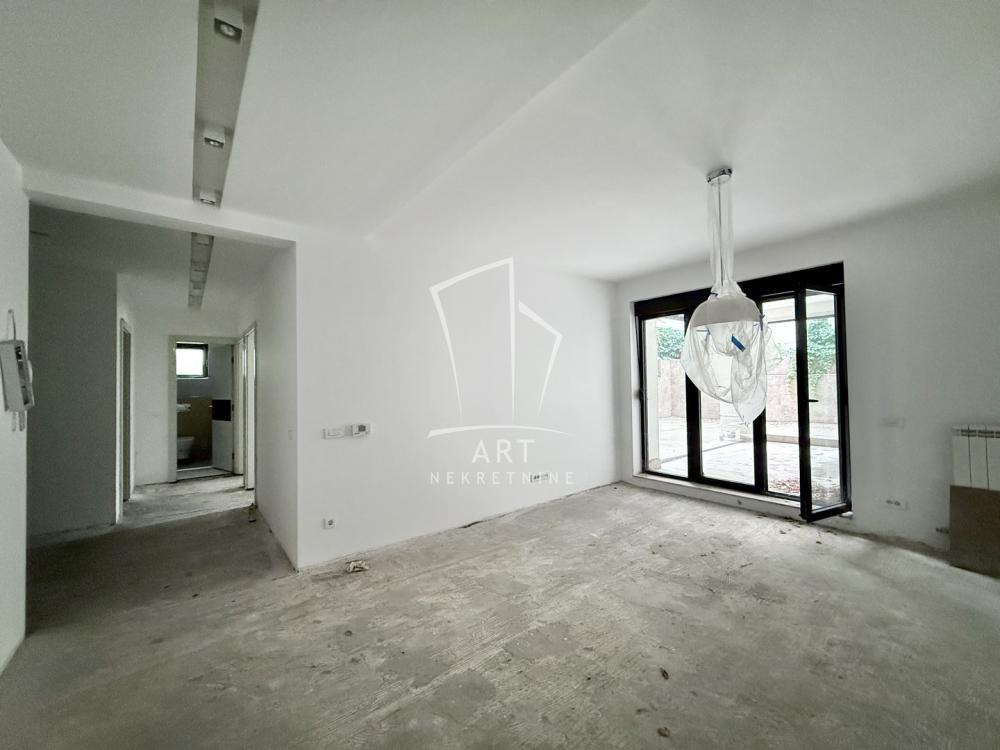 Stan na prodaju u Beogradu, Autokomanda, trosoban, 70m2, cena 250000 evra