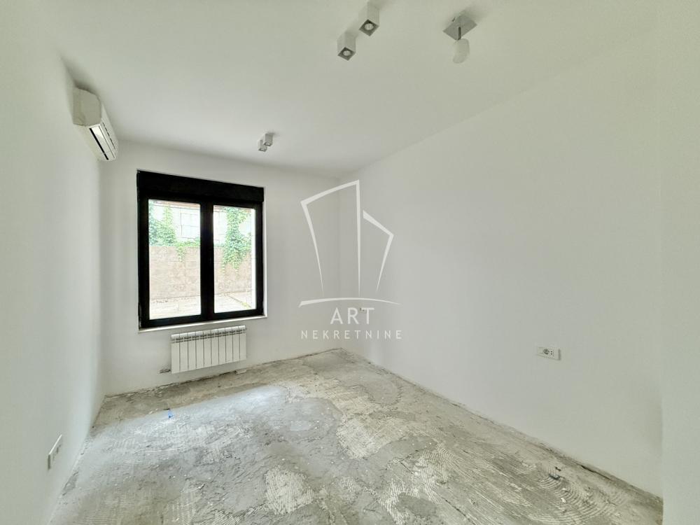 Stan na prodaju u Beogradu, Autokomanda, trosoban, 70m2, cena 250000 evra