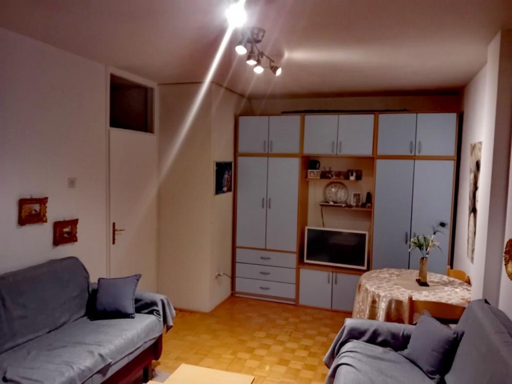 Stan na prodaju u Beogradu, Novi Beograd blok 21 (10. gimnazija), dvosoban, 43m2, cena 185000 evra