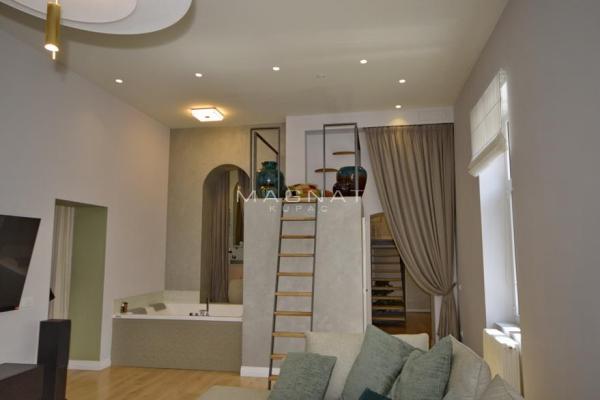 Stan na prodaju u Beogradu, Knez Mihailova, dvoiposoban, 130m2, cena 950000 evra