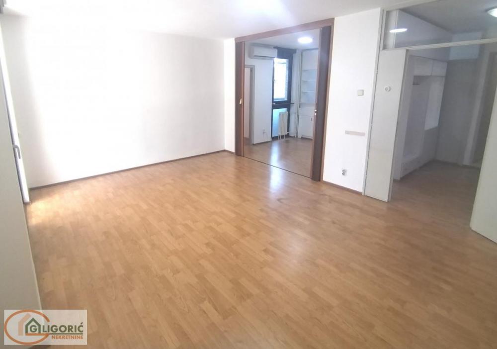 Stan na prodaju u Beogradu, Cerak, trosoban, 87m2, cena 195000 evra