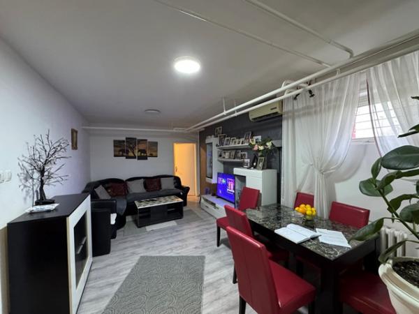 Stan na prodaju u Beogradu, Novi Beograd blok 72, dvoiposoban, 63m2, cena 126000 evra