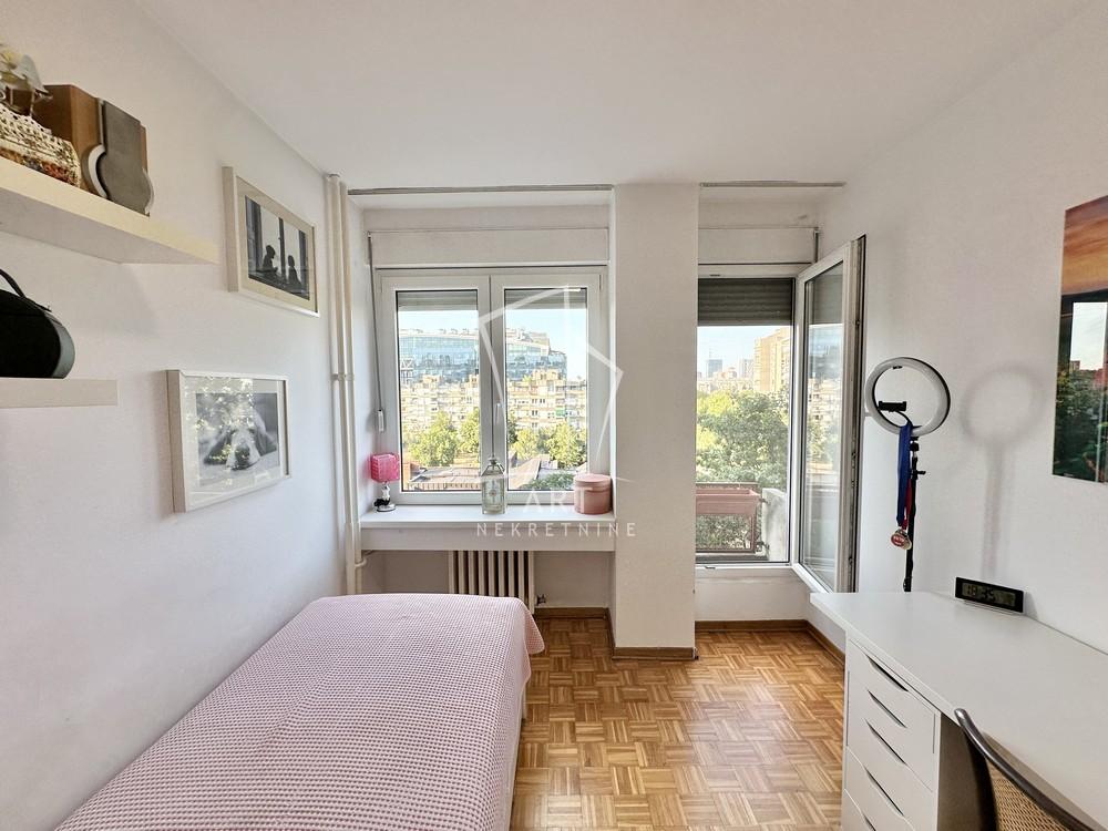 Stan na prodaju u Beogradu, Novi Beograd, trosoban, 70m2, cena 278000 evra