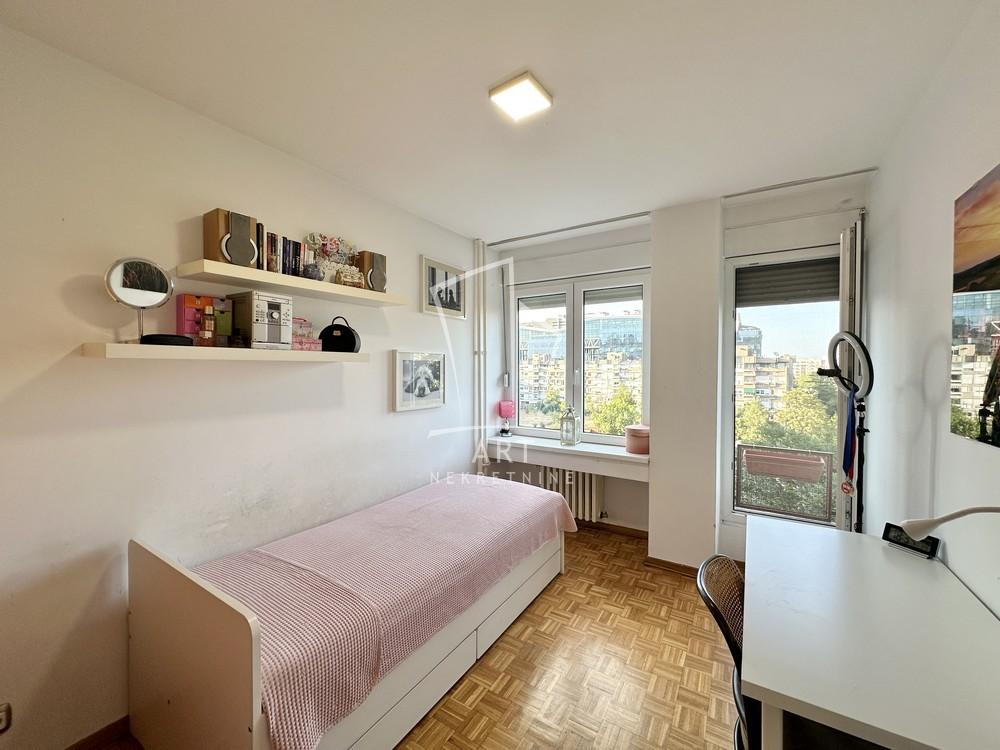 Stan na prodaju u Beogradu, Novi Beograd, trosoban, 70m2, cena 278000 evra