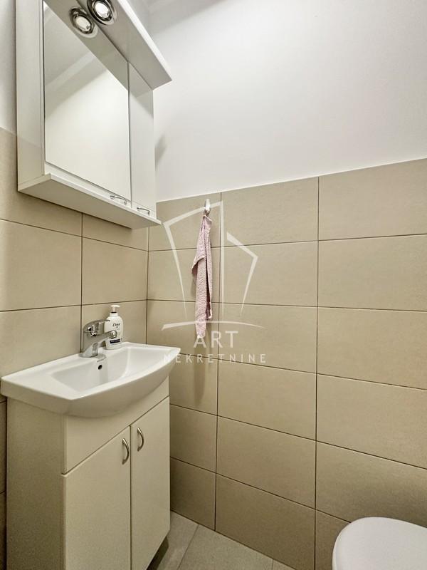Stan na prodaju u Beogradu, Novi Beograd, trosoban, 70m2, cena 278000 evra