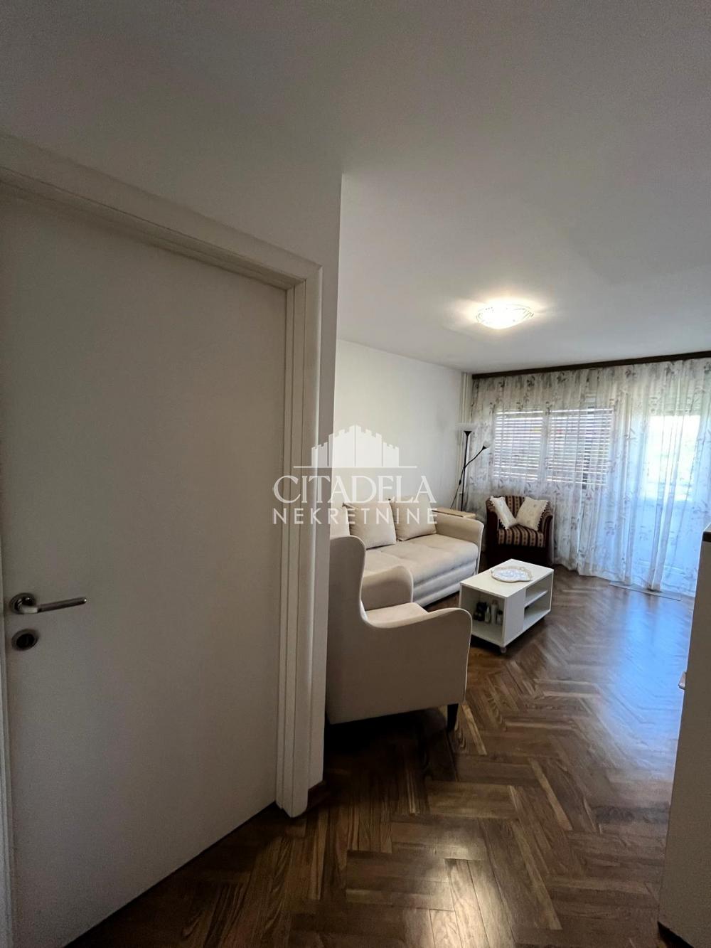 Stan na prodaju u Beogradu, Novi Beograd, trosoban, 76m2, cena 270000 evra