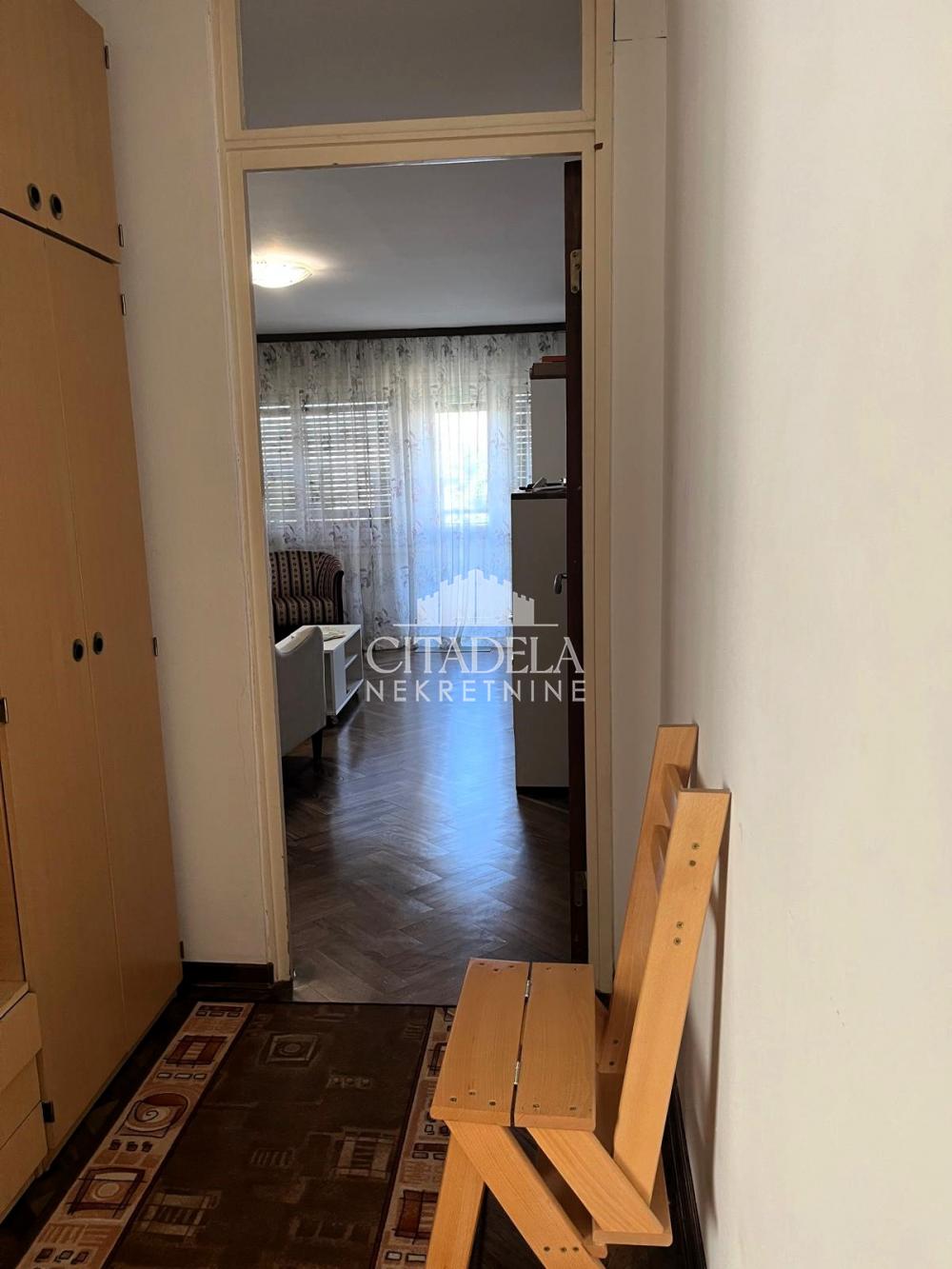 Stan na prodaju u Beogradu, Novi Beograd, trosoban, 76m2, cena 270000 evra