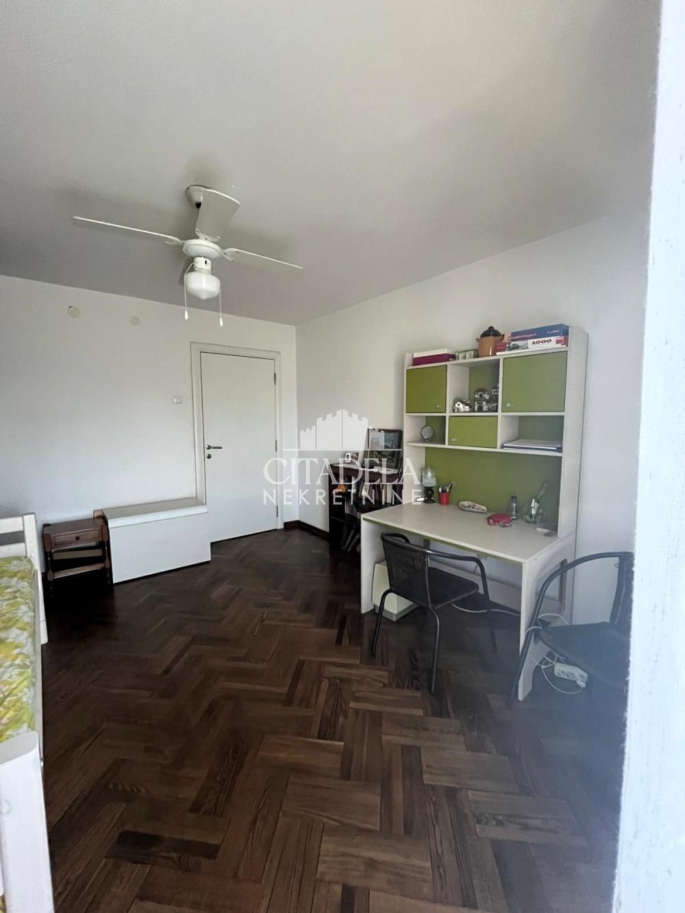 Stan na prodaju u Beogradu, Novi Beograd, trosoban, 76m2, cena 270000 evra
