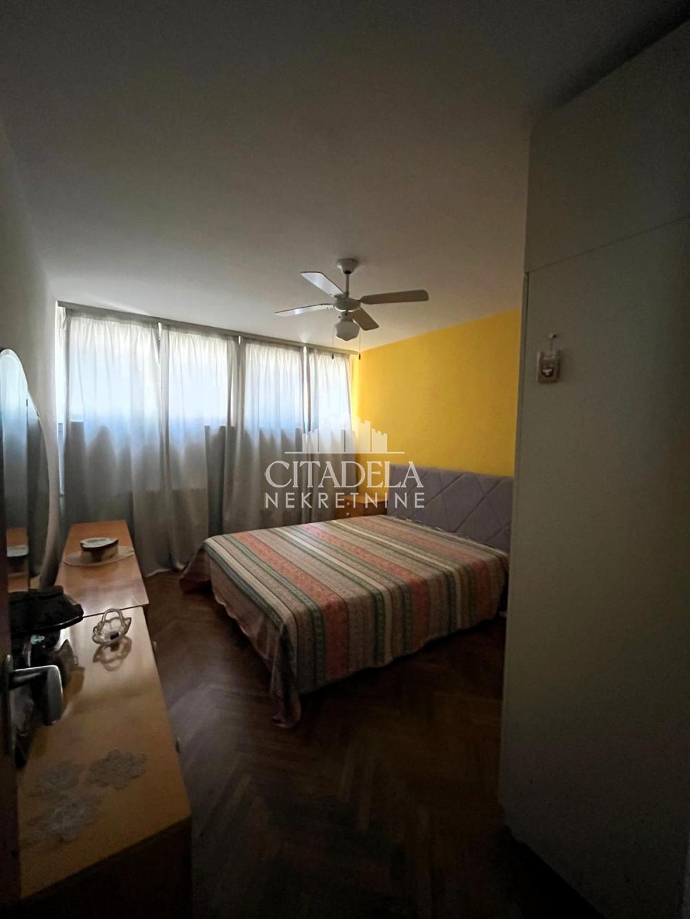 Stan na prodaju u Beogradu, Novi Beograd, trosoban, 76m2, cena 270000 evra