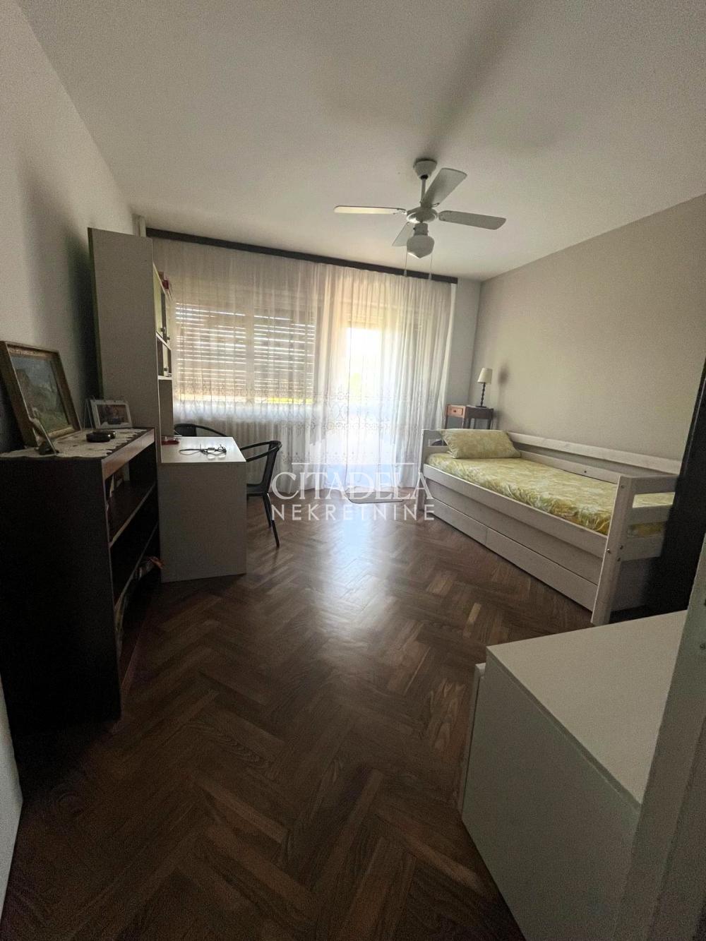 Stan na prodaju u Beogradu, Novi Beograd, trosoban, 76m2, cena 270000 evra