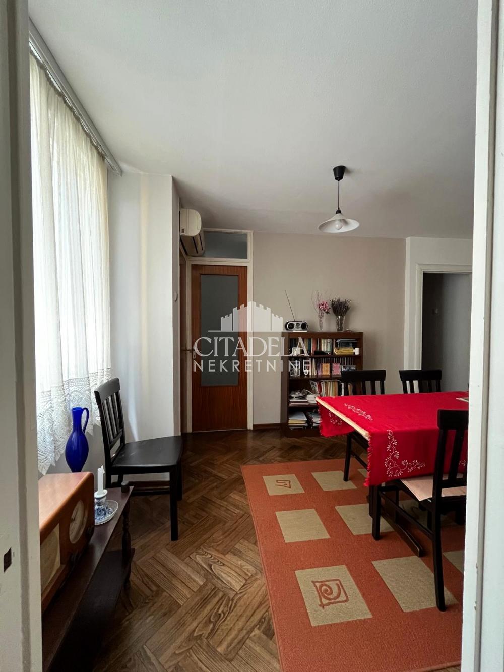 Stan na prodaju u Beogradu, Novi Beograd, trosoban, 76m2, cena 270000 evra