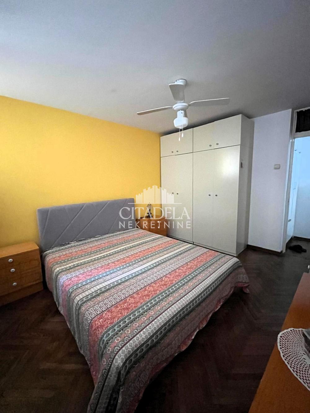 Stan na prodaju u Beogradu, Novi Beograd, trosoban, 76m2, cena 270000 evra