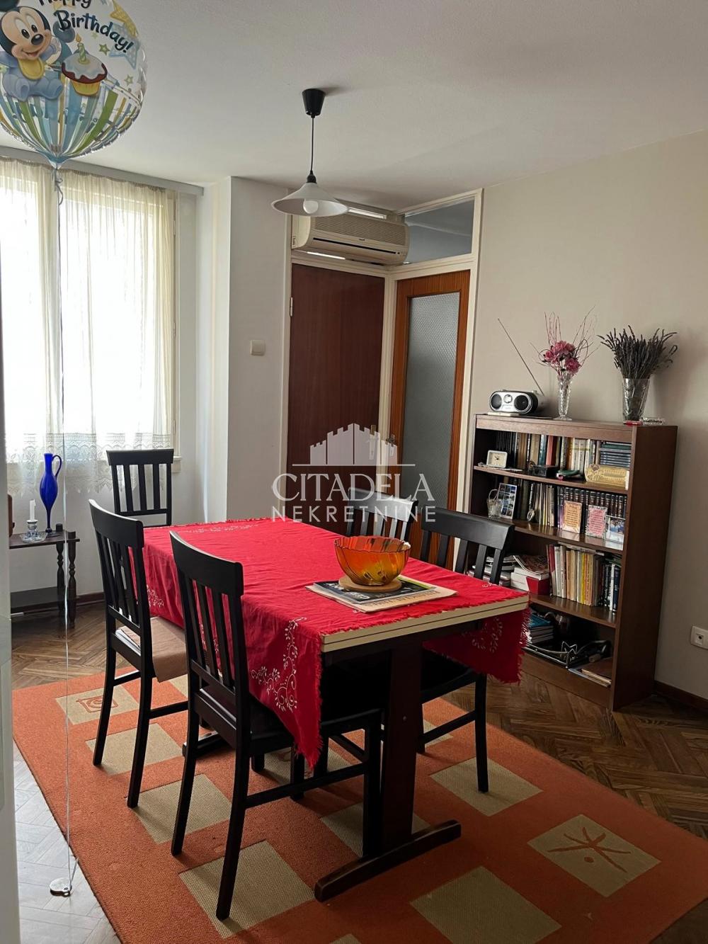 Stan na prodaju u Beogradu, Novi Beograd, trosoban, 76m2, cena 270000 evra