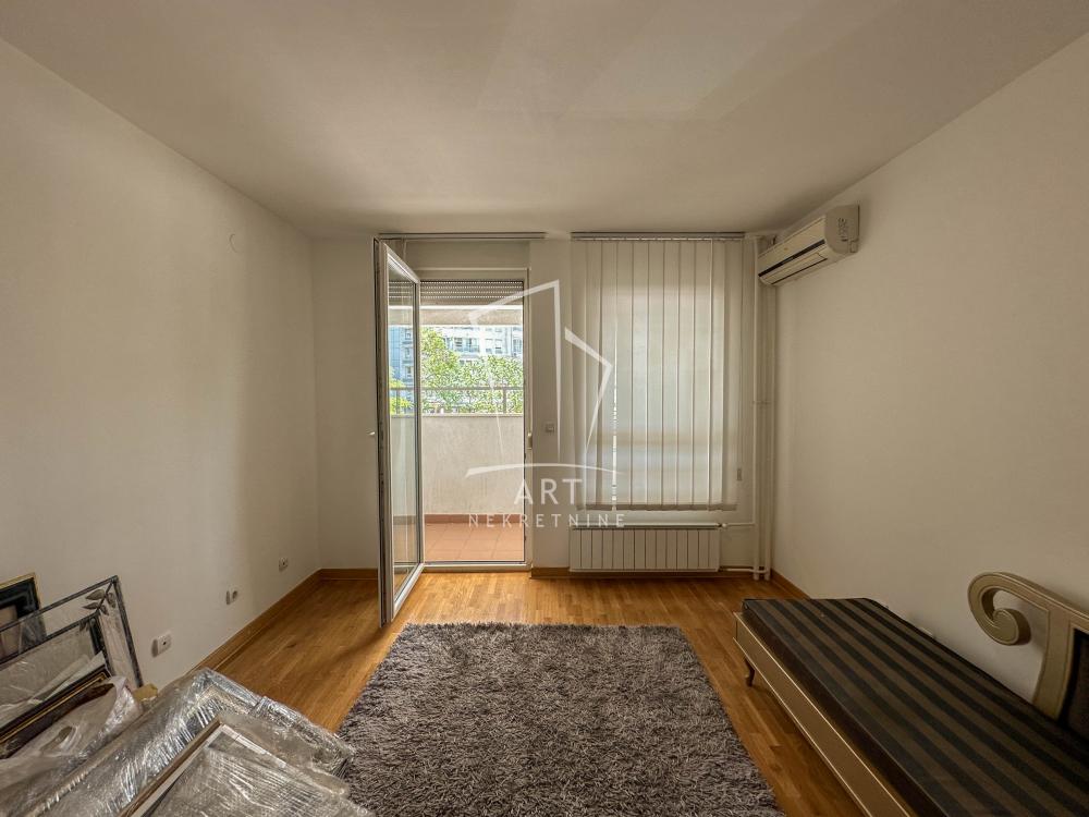 Stan na prodaju u Beogradu, Novi Beograd, troiposoban, 101m2, cena 390000 evra