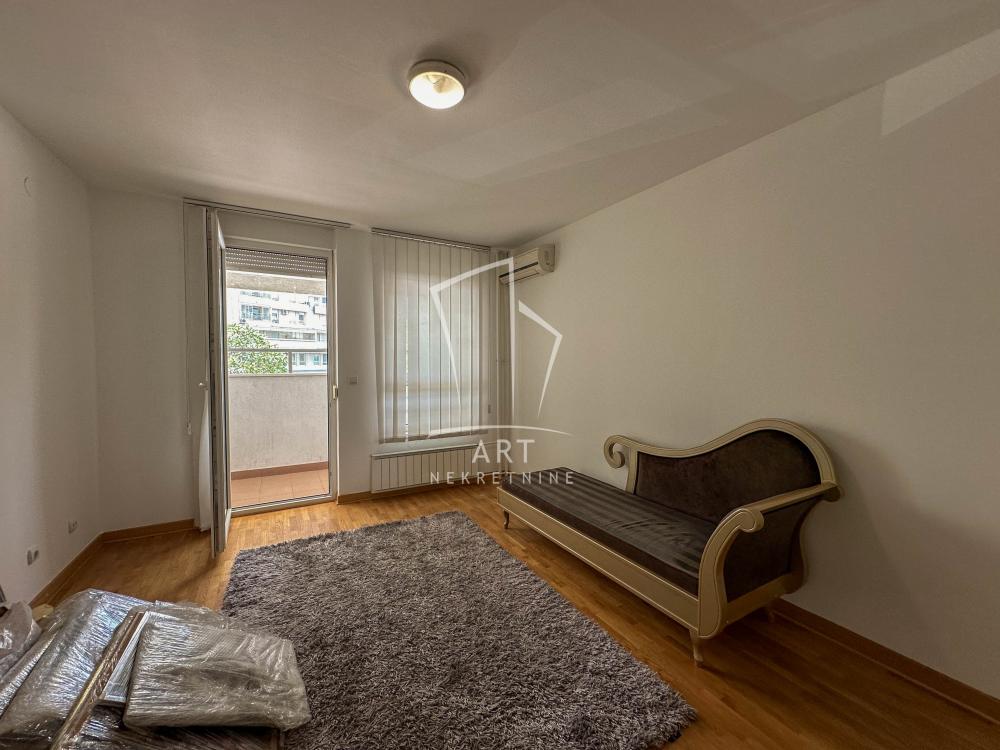 Stan na prodaju u Beogradu, Novi Beograd, troiposoban, 101m2, cena 390000 evra