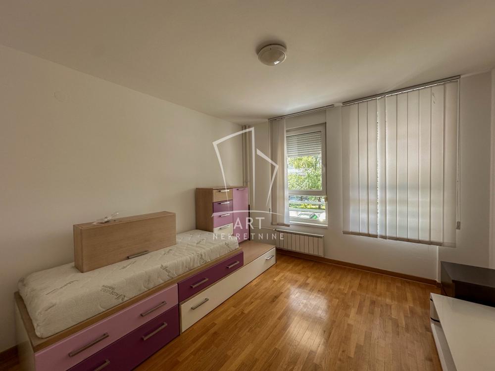 Stan na prodaju u Beogradu, Novi Beograd, troiposoban, 101m2, cena 390000 evra