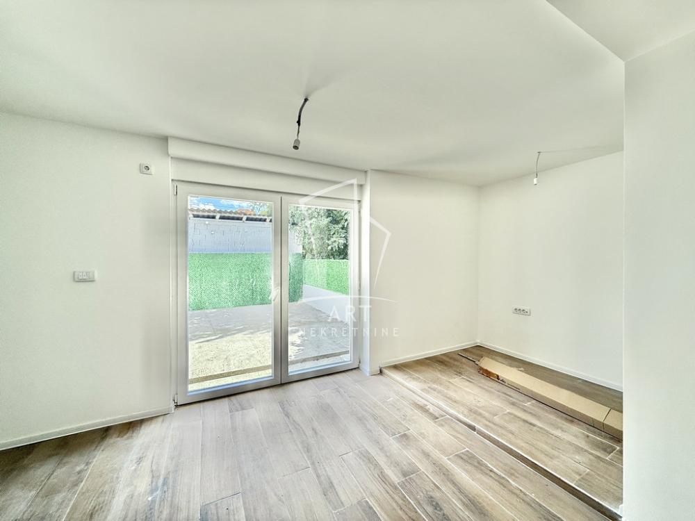 Stan na prodaju u Beogradu, Kumodraž, trosoban, 69m2, cena 153000 evra