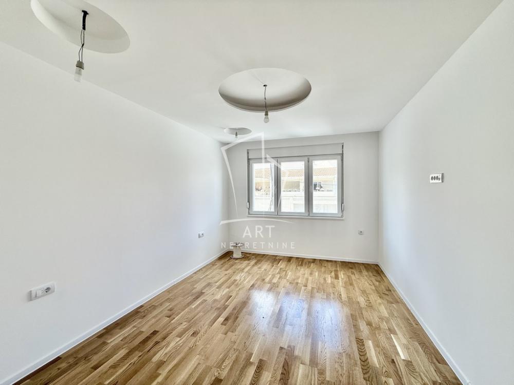 Stan na prodaju u Beogradu, Kumodraž, trosoban, 69m2, cena 153000 evra