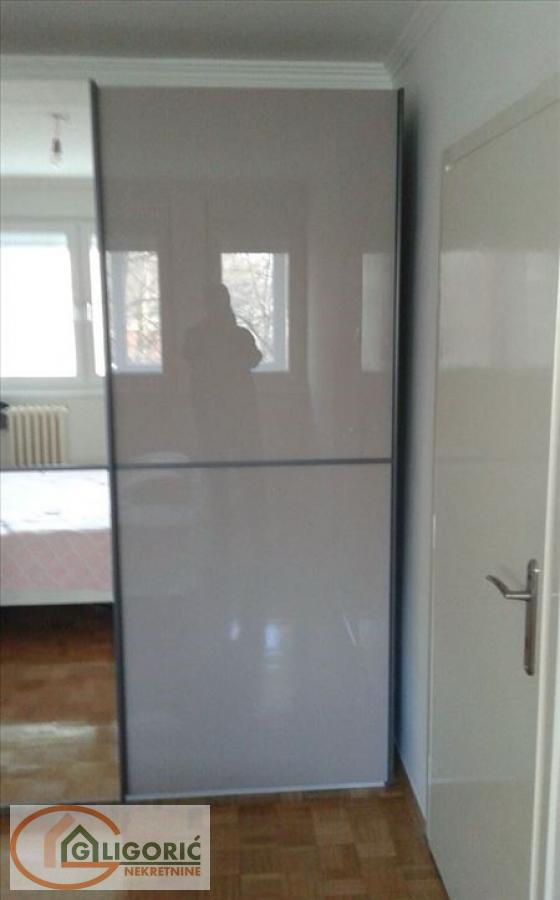 Stan na prodaju u Beogradu, Novi Beograd blok 38 (OŠ Ratko Mitrović), trosoban, 71m2, cena 271350 evra