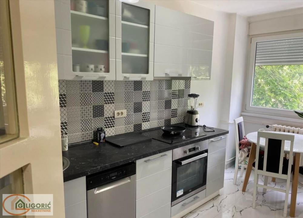 Stan na prodaju u Beogradu, Novi Beograd blok 38 (OŠ Ratko Mitrović), trosoban, 71m2, cena 271350 evra