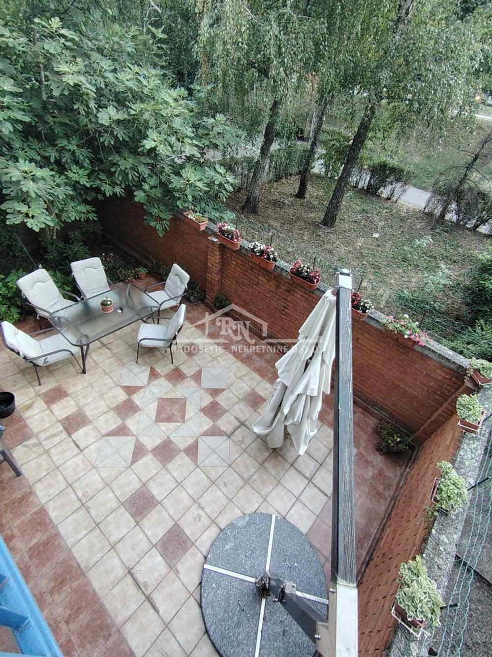 Stan na prodaju u Beogradu, Labudovo brdo, troiposoban, 100m2, cena 285000 evra